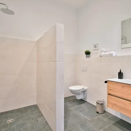 Halle By Fullhouse - Free Parking & Wifi Apartment