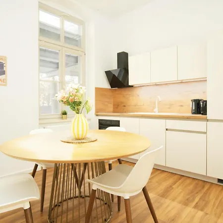 Halle By Fullhouse - Free Parking & Wifi Apartment