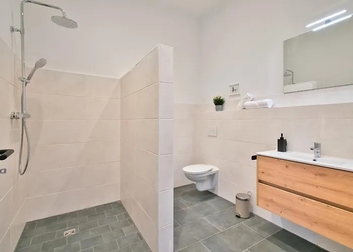 Halle By Fullhouse - Free Parking & Wifi Apartment