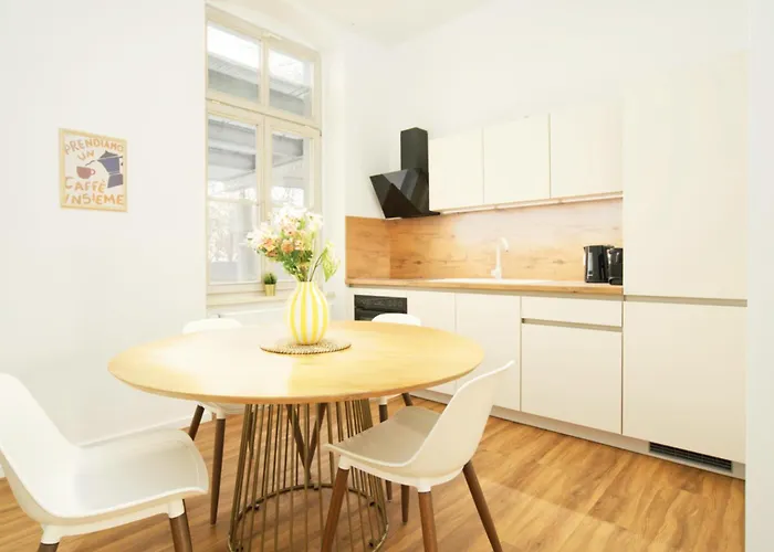 Halle By Fullhouse - Free Parking & Wifi Apartment